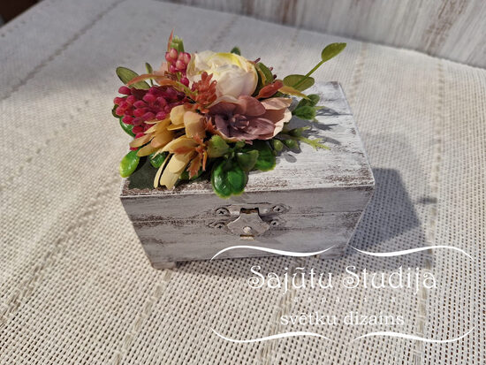 Koka kastīte ar rudenīgiem ziediņiem Nr. 24